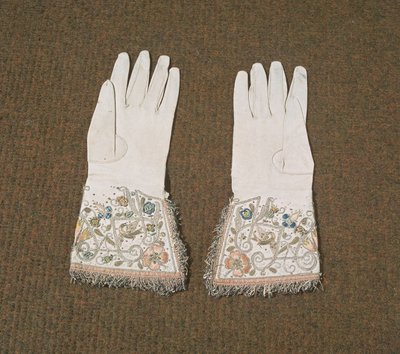 Et par damehandsker broderet med metal- og silketråde (læder) af English School